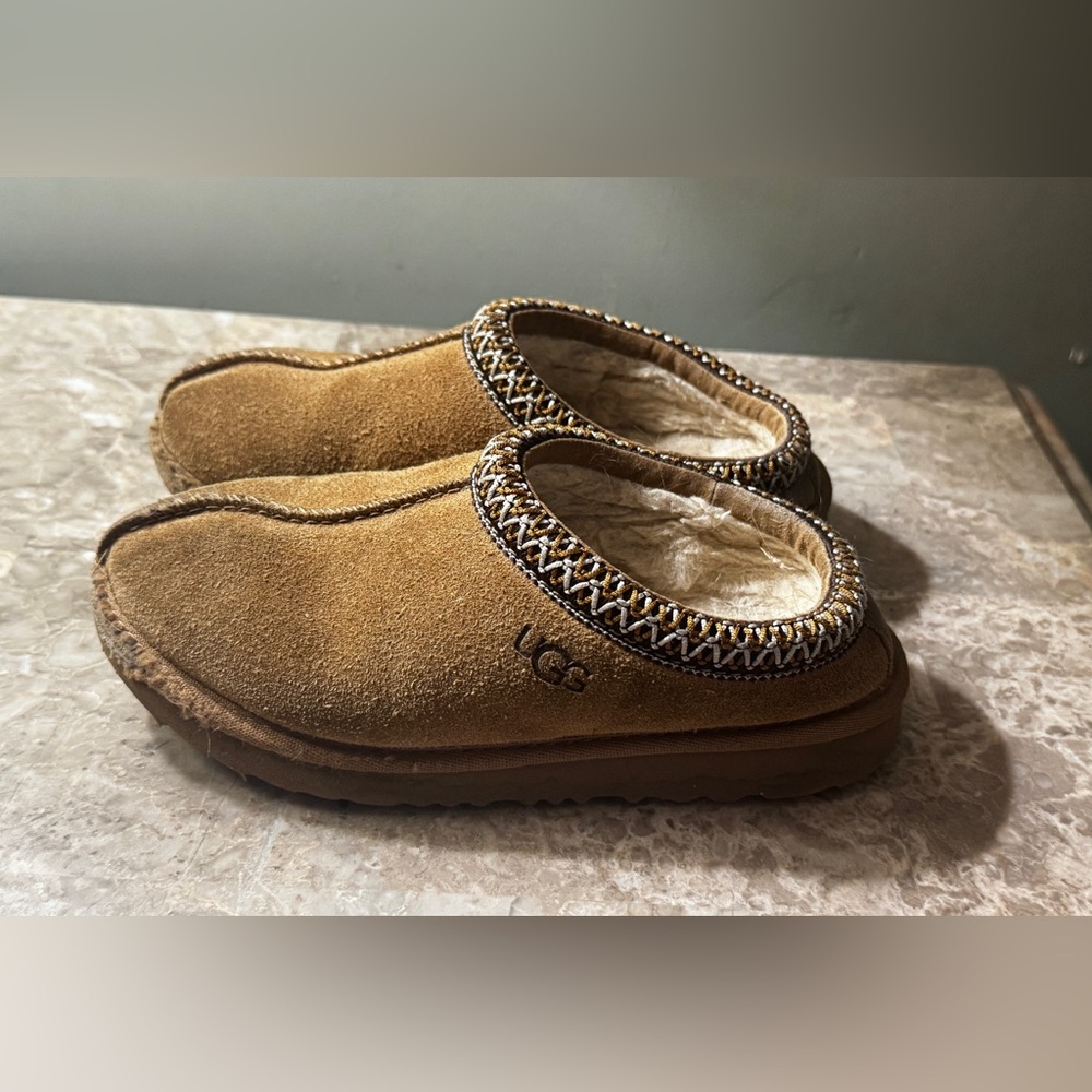 UGG Chestnut Tasman size 2 Slip-On Shoes with Patterned Trim